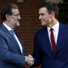 El presidente del Gobierno, Mariano Rajoy (i), saluda esta tarde al secretario general del PSOE, Pedro Sánchez (d), en la escalinata del Palacio de la Moncloa.-EFE