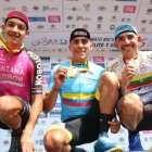 Juan Felipe Osorio (izquierda) con el maillot del Manzana Postobón en el podio del nacional de Colombia.-