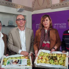 José Ignacio Velasco y Montserrat Aparicio (centro) junto a José María Macho (Las Olmas) y José Carlos Alonso (productor de la Marca de Garantía).-D.S.M.