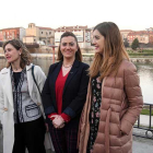 (De izq. a dcha), Dolores Pascual, Virgina Barcones y la alcaldesa mirandesa Aitana Hernando, posan junto al Ebro.-R. O.