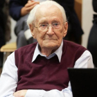 Oskar Gröning espera la proclamación de su veredicto, en Lüneburg, el 15 de julio del 2015.-/ EFE / TOBIAS SCHWARZ