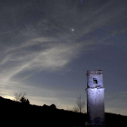 El campañario de la iglesia se recorta contra el cielo estrellado.-ICAL