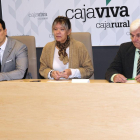 Los representates de Cajaviva y la Asociación Española Conectados sin Barreras durante la comparecencia.-ISRAEL L. MURILLO