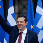 El primer ministro griego, Alexis Tsipras, se puso por primera vez una corbata para celebrar el final del rescate. /-COSTAS BALTAS