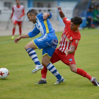 Lobera trata de zafarse de la entrada de un jugador del Almería B.-Alberto Calvo