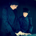 Pedro Martín (i.) y Angélica Gago manipulan la marioneta durante todo el montaje.-