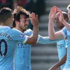 Agüero, Silva y De Bruyne celebran el gol del belga en su reaparición.-REUTERS / MATTHEW CHILDS