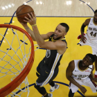 Sthephen Curry se dispone a encestar-JOHN G. MABANGLO (AP)