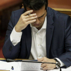 El primer ministro griego Alexis Tsipras repasa unas notas en el Parlamento.-Foto: AP