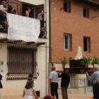 Los devotos lanzaron flores a la Virgen de la Montecilla desde los balcones engalanados.-G. G.