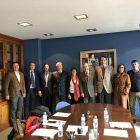 El consejero delegado de González Byass, Pedro Revuelta, con sus asesores, la familia Ortega y el gerente de Red Bottle.-L. V.