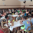 Las peñas de la localidad burgalesa celebraron una comida en familia en el corral de la villa.-ECB