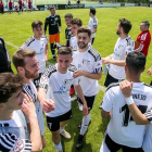 Los jugadores del Burgos Promesas celebran su permanencia en Segunda RFEF, el pasado domingo. TOMÁS ALONSO