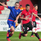Eneko Undabarrena protege el balón en el choque ante el Amorebieta.-JOSÉ ESTEBAN EGURROLA