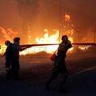Al menos 50 muertos por los incendios en Grecia. Las llamas rodean la capital del país, Atenas.-COSTAS BALTAS/REUTERS