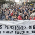 La manifestación discurre por la calle Vitoria en dirección a la Subdelegación del Gobierno.-SANTI OTERO