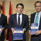 Enrique Ossorio (derecha), en una imagen de archivo, junto al entonces presidente de la Comunidad de Madrid, Ignacio González, y Salvador Victoria.-EFE / CARLOS IGLESIAS