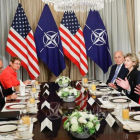 Donald Trump en un desayuno antes de la cumbre de la OTAN en Bruselas.-KEVIN LAMARQUE (REUTERS)
