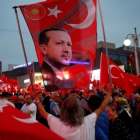 Un seguidor de Erdogan sostiene una bandera con una imagen del presidente turco, en una marcha progubernamental, en Ankara, el 20 de julio.-REUTERS / BAZ RATNER