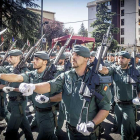 Más de 560 efectivos desfilaron por la avenida de la Paz.-SANTI OTERO
