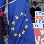 Una activista anti-brexit exhibe una bandera europea junto a un partidario de abandonar la UE en Londres.-AFP / TOLGA AKMEN