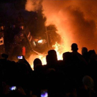 Manifestantes, ante la policía en Barcelona.-AFP / LLUÍS GENÉ