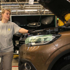 Una de las empleadas de Renault en la factoría de Villamuriel de Cerrato trabaja en el montaje de un Megane.-ICAL