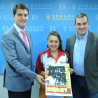 La jugadora Palmira Incinillas posa junto al edil ÁngelIbáñez y el presidente delAparejadores,Leví Moreno, ayer.-ISRAEL L. MURILLO