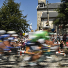 Los ciclistas del Tour durante la sexta etapa. /-MARCO BERTORELLO (AFP)