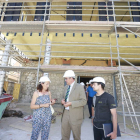 Un momento de la visita a las obras del centro de Villagonzalo.-RAÚL G. OCHOA