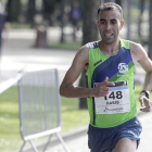 Habib Zahraoui marca el ritmo en cabeza de carrera durante un momento de la competición.-SANTI OTERO