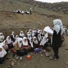 Un grupo de estudiantes afganas dando clase fuera de las aulas en Kabul.-AP / RAHMAT GUL