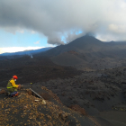 Josep M. Parés, del Cenieh, toma muestras con el volcán Cumbre Vieja al fondo. CENIEH