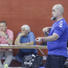 Rodrigo Escudero se dirige a sus jugadores en un partido reciente.-SANTI OTERO