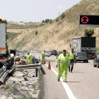 Operarios de la AP-1 y la Guardia Civil coordinan labores de seguridad vial y gestión del tráfico tras un accidente.-VÍCTOR HERRERO