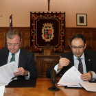 El consejero de Fomento y Medio Ambiente, Antonio Silván(I), suscribe con el alcalde de Palencia, Alfonso Polanco(D)-Ical