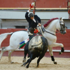 La francesa Lea Vicens clava una banderilla corta montando a Bético en el tercero.-ALBERTO CALVO