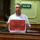 El diputado Joan Baldoví enseña un cartel a favor del indulto de la tuitera Cassandra Vera.-DAVID CASTRO