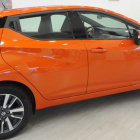 El nuevo modelo está ya a la venta en Ibermotor De Santiago, la concesión de Nissan de Burgos, donde se tomó la fotografía con este Micra de un naranja vibrante.-I. L. MURILLO