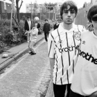 Liam y Noel Gallagher, con camisetas del Manchester City, en los años 90.-EL PERIÓDICO