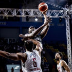Nnoko lanza a canasta ante Diogu en la semifinal de la Copa Intercontinental que acoge El Cairo. FIBA