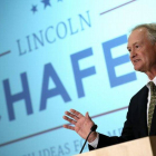 El senador Lincoln Chafee anuncia su candidatura a la nominación demócrata para las elecciones presidenciales de Estados Unidos del 2016.-Foto: AFP