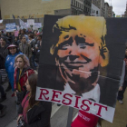 Participantes en una manifestación contra Trump en Los Ángeles, este sábado.-DAVID MCNEW / AFP