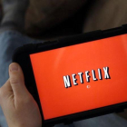 Imagen promocional de Netflix, con una tableta conectada a la aplicación de la plataforma estadounidense.-ELISA AMENDOLA (AP)