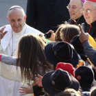 El papa Francisco saluda a una niña, este domingo en Roma.-Foto:   REUTERS / ALESSANDRO BIANCHI