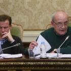 Martínez (dch. junto a Suárez), durante un momento del Pleno en el que se aprobaron definitivamente los Presupuestos.-R. O.