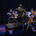 Christina Rosenvinge compartió el escenario de Cultural Cordón con doce instrumentistas de la Josbu y su batuta.-Israel L. Murillo