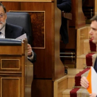 Albert Rivera pasa ante Mariano Rajoy en su escaño del Congreso.-/ JUAN MANUEL PRATS