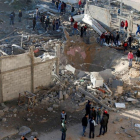 Varios palestinos observan los destrozos del bombardeo israelí de este sábado en Gaza.-REUTERS / MOHAMMED SALEM