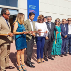 La alcaldesa arandina fue la encargada de cortar la cinta inaugural acompañada de los representantes políticos y empresariales que acudieron a la apertura de este evento.-L. V.